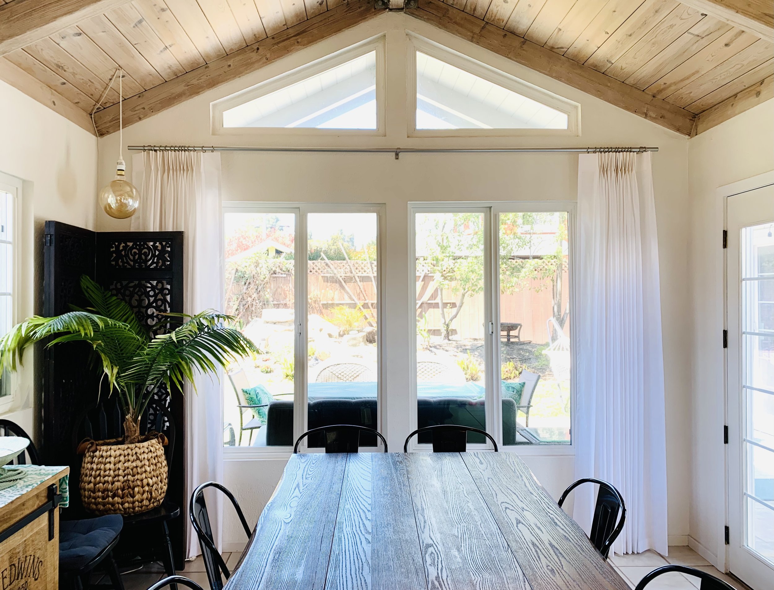 Dining room with made-to-measure curtains